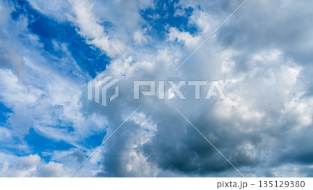 夏の青空に流れるたくさんの白い雲 夏の青空に流れるたくさんの白い雲 135129380