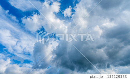 夏の青空に流れるたくさんの白い雲 夏の青空に流れるたくさんの白い雲 135129388