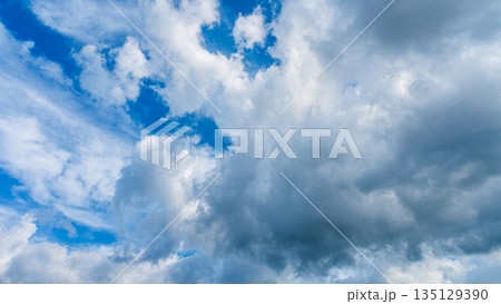夏の青空に流れるたくさんの白い雲 夏の青空に流れるたくさんの白い雲 135129390