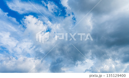 夏の青空に流れるたくさんの白い雲 夏の青空に流れるたくさんの白い雲 135129400