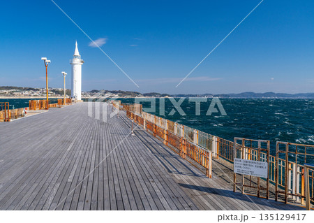 《神奈川県》江の島堤防の風景 135129417