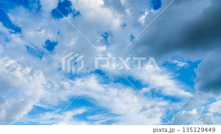 夏の青空に流れるたくさんの白い雲 135129449