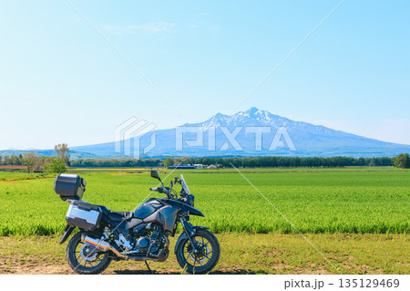 北海道の斜里岳と麦畑とバイク 北海道の斜里岳と麦畑とバイク 135129469