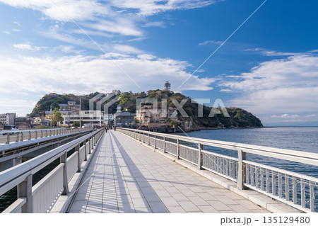 《神奈川県》江ノ島のエントランス・早朝 135129480