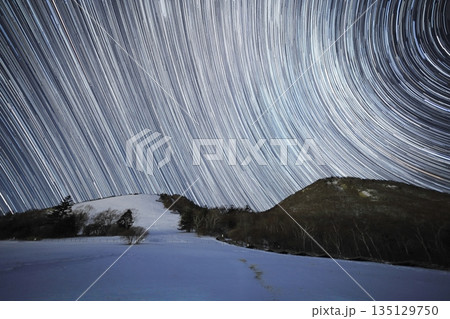 日光市霧降高原の冬の星空の軌跡 日光市霧降高原の冬の星空の軌跡 135129750