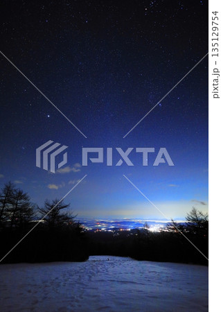日光霧降高原の満天の星空と日光市夜景 日光霧降高原の満天の星空と日光市夜景 135129754