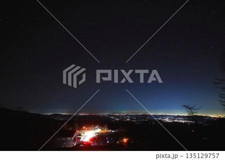 日光霧降高原の満天の星空と日光市夜景 135129757