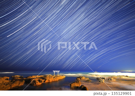 神磯の鳥居と星の軌跡 神磯の鳥居と星の軌跡 135129901