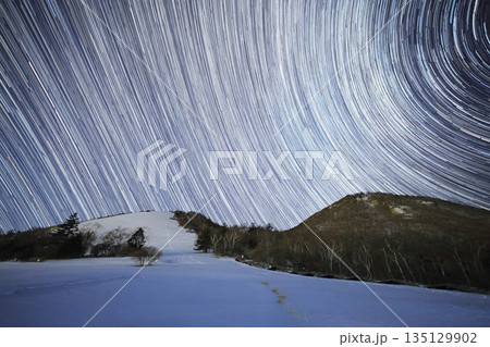 高原の冬の星空の軌跡 135129902