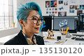 シニア日本人女性デザイナーの肖像：デザイン事務所で撮影されたポートレート 135130120