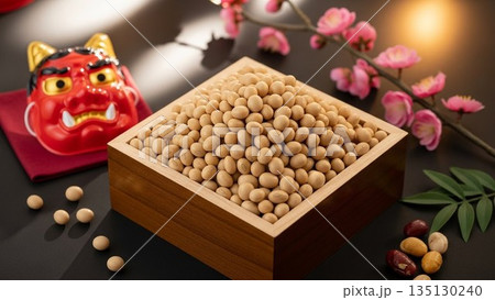 日本の伝統行事「節分」：邪気を払い福を呼び込む大豆と、赤鬼のお面 135130240
