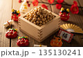 日本の伝統行事「節分」：邪気を払い福を呼び込む大豆と、赤鬼のお面 135130241