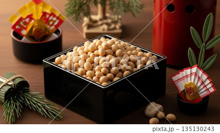 日本の伝統行事「節分」：邪気を払い福を呼び込む大豆と、赤鬼のお面 135130243