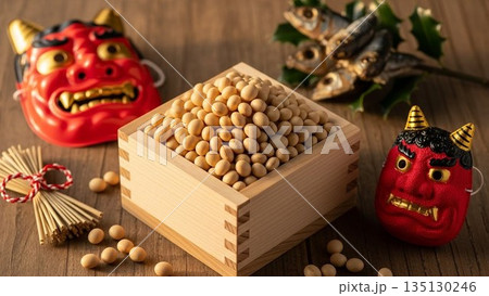 日本の伝統行事「節分」：邪気を払い福を呼び込む大豆と、赤鬼のお面 135130246