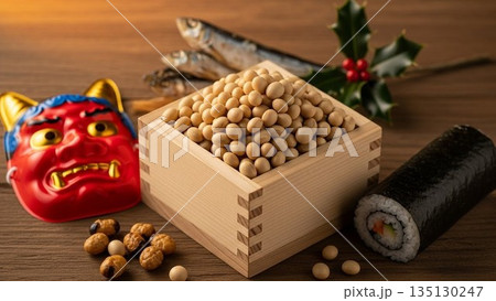 日本の伝統行事「節分」：邪気を払い福を呼び込む大豆と、赤鬼のお面 135130247