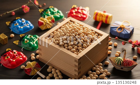 日本の伝統行事「節分」：邪気を払い福を呼び込む大豆と、赤鬼のお面 135130248