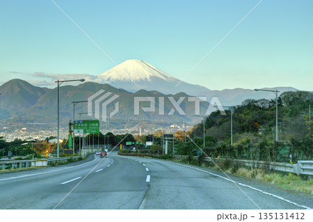 富士山を望む東名高速道路の冬景色の風景写真 135131412
