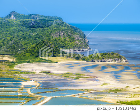 タイ中南部海岸の干潟地帯と青い海 俯瞰 / Kui Buri, Thailand 135131462