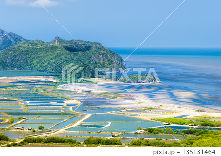タイ中南部海岸の干潟地帯と青い海 俯瞰 / Kui Buri, Thailand タイ中南部海岸の干潟地帯と青い海 俯瞰 / Kui Buri, Thailand 135131464