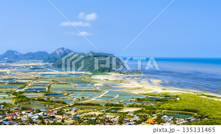 タイ中南部の干潟地帯と青い海 俯瞰 / Kui Buri, Thailand 135131465