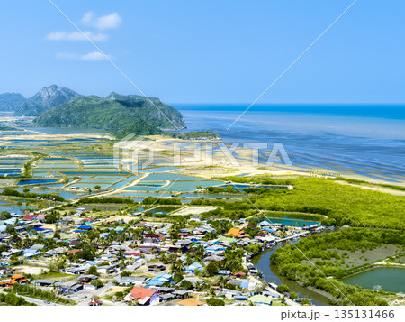 タイ中南部の干潟地帯と青い海 俯瞰 / Kui Buri, Thailand タイ中南部の干潟地帯と青い海 俯瞰 / Kui Buri, Thailand 135131466
