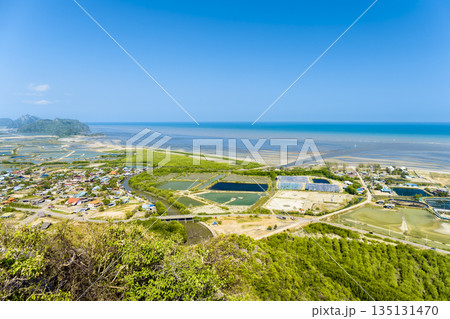 タイ中南部の干潟地帯と青い海 俯瞰 / Kui Buri, Thailand 135131470