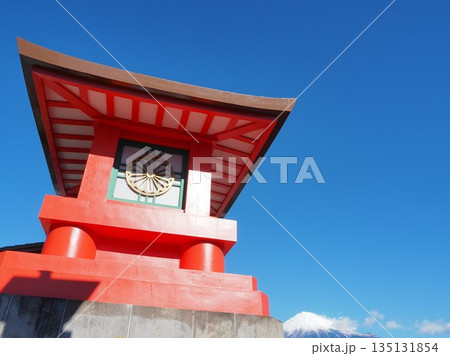静岡県 富士宮浅間大社 大灯篭と富士山 1月 静岡県 富士宮浅間大社 大灯篭と富士山 1月 135131854