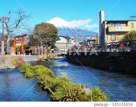 静岡県　神田川と富士山　1月 135131858