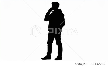 スマートフォンで電話をかける若い男性の全身シルエット・ビジネスやプライベートの通信イメージ・白背景 スマートフォンで電話をかける若い男性の全身シルエット・ビジネスやプライベートの通信イメージ・白背景 135132767