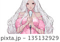ピンクのドレスを着た女性とマイク 135132929