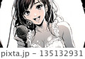 マイクを持つ女性のイラスト 135132931