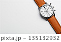 シンプルなデザインの腕時計 135132932