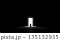 暗闇の中の扉と静かな人物 135132935