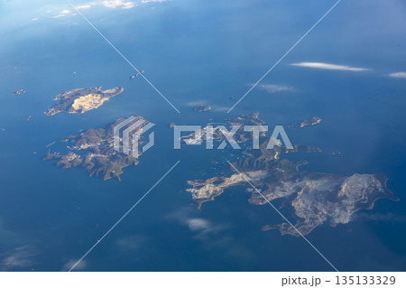 上空から見た日本の島々 上空から見た日本の島々 135133329