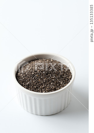 ココットに盛ったチアシード ココットに盛ったチアシード 135133385