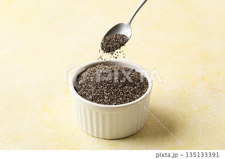 ココットに盛ったチアシード 135133391