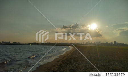 葛西海浜公園内にある西なぎさの砂浜 135133679