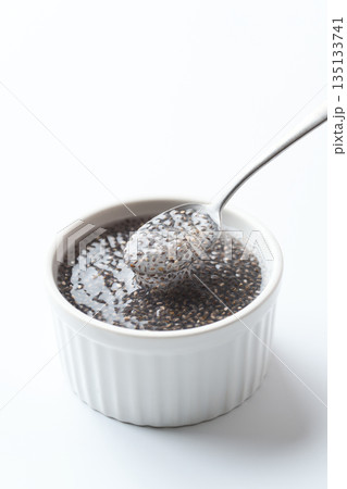 水でふやかしたチアシード 135133741