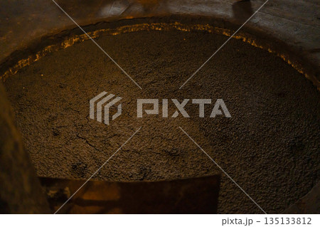 木桶で作る醤油 135133812