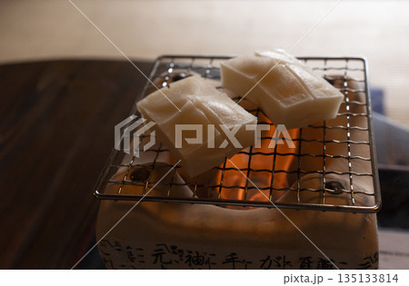 網の上で焼いたお餅 網の上で焼いたお餅 135133814