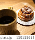 アイシングのかかった焼きたてのシナモンロール 135133915