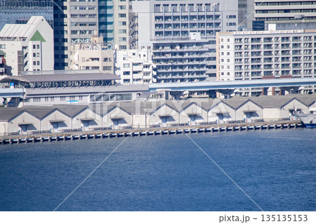 東京湾の倉庫とビルの街並み 135135153