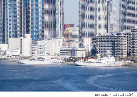 港に船が停泊する晴海エリアの風景 港に船が停泊する晴海エリアの風景 135135154
