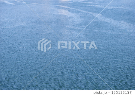 穏やかな凪の海の水面 135135157