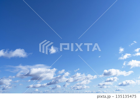 冬の青空と雲 冬の青空と雲 135135475