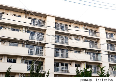 人の姿がない午後の団地の窓が並ぶ 135136190