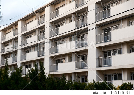 人の姿がない午後の団地 135136191