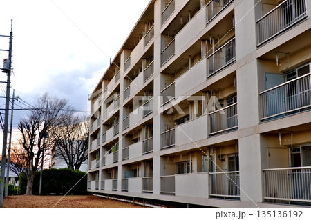 人の姿がない夕暮れの団地 135136192