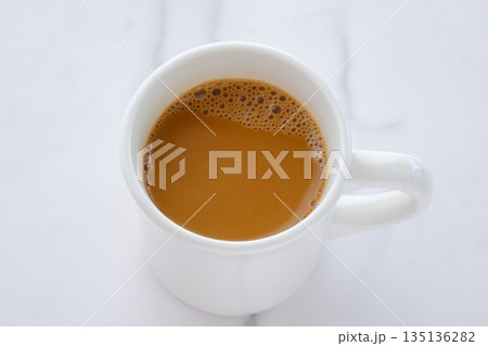 朝のひとときにぴったりのカフェ・ラテは、ミルクをたっぷり入れたコーヒー 135136282