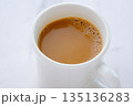 朝のひとときにぴったりのカフェ・ラテは、ミルクをたっぷり入れたコーヒー 135136283